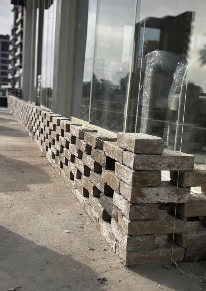 Cărămidă aparentă pentru gard modern exterior – durabilă și estetică
