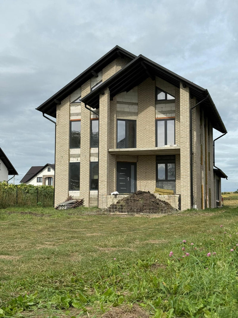Cărămidă aparentă pe fațada unui bloc rezidențial modern
