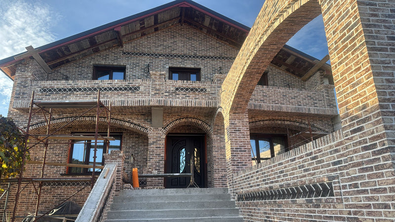 Cărămidă aparentă pe fațada casei tradiționale românești