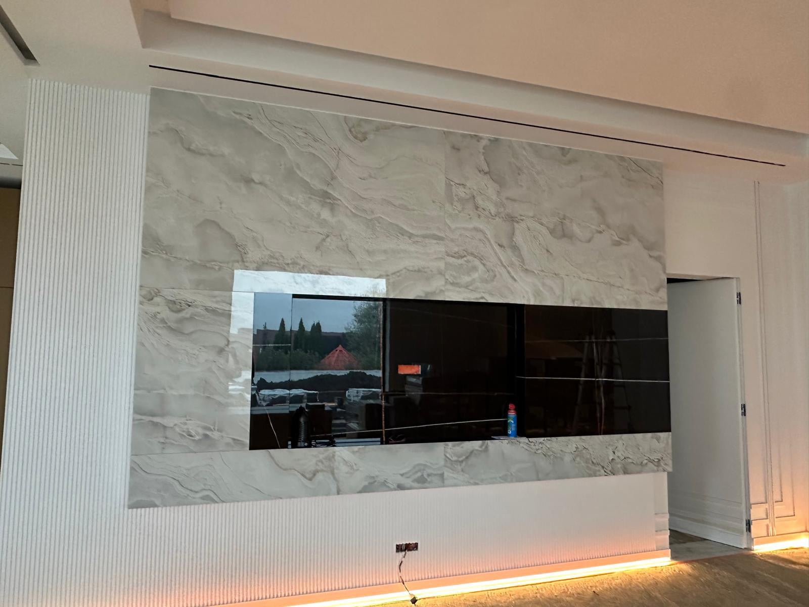 Ceramică placată pe peretele recepției unui birou modern