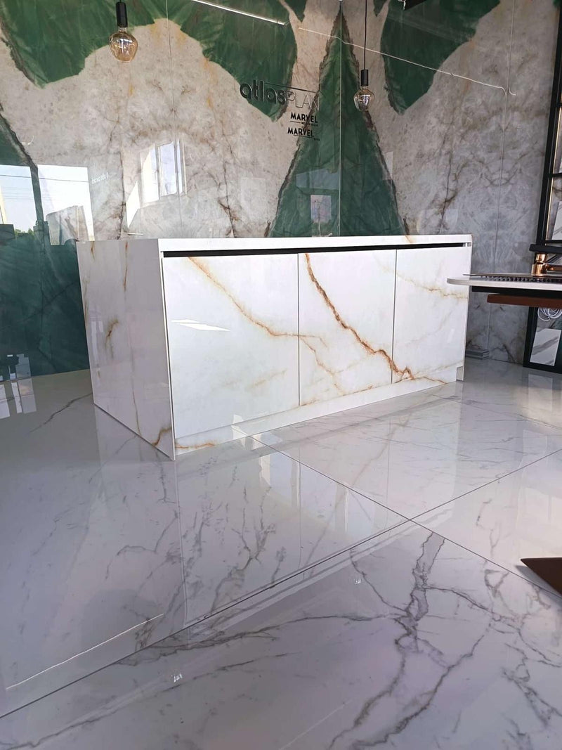 Plăci ceramice format mare pe perete living – aspect modern minimalist