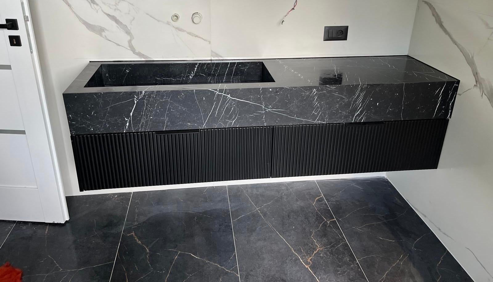 Plăci ceramice format mare pe perete living – aspect modern minimalist