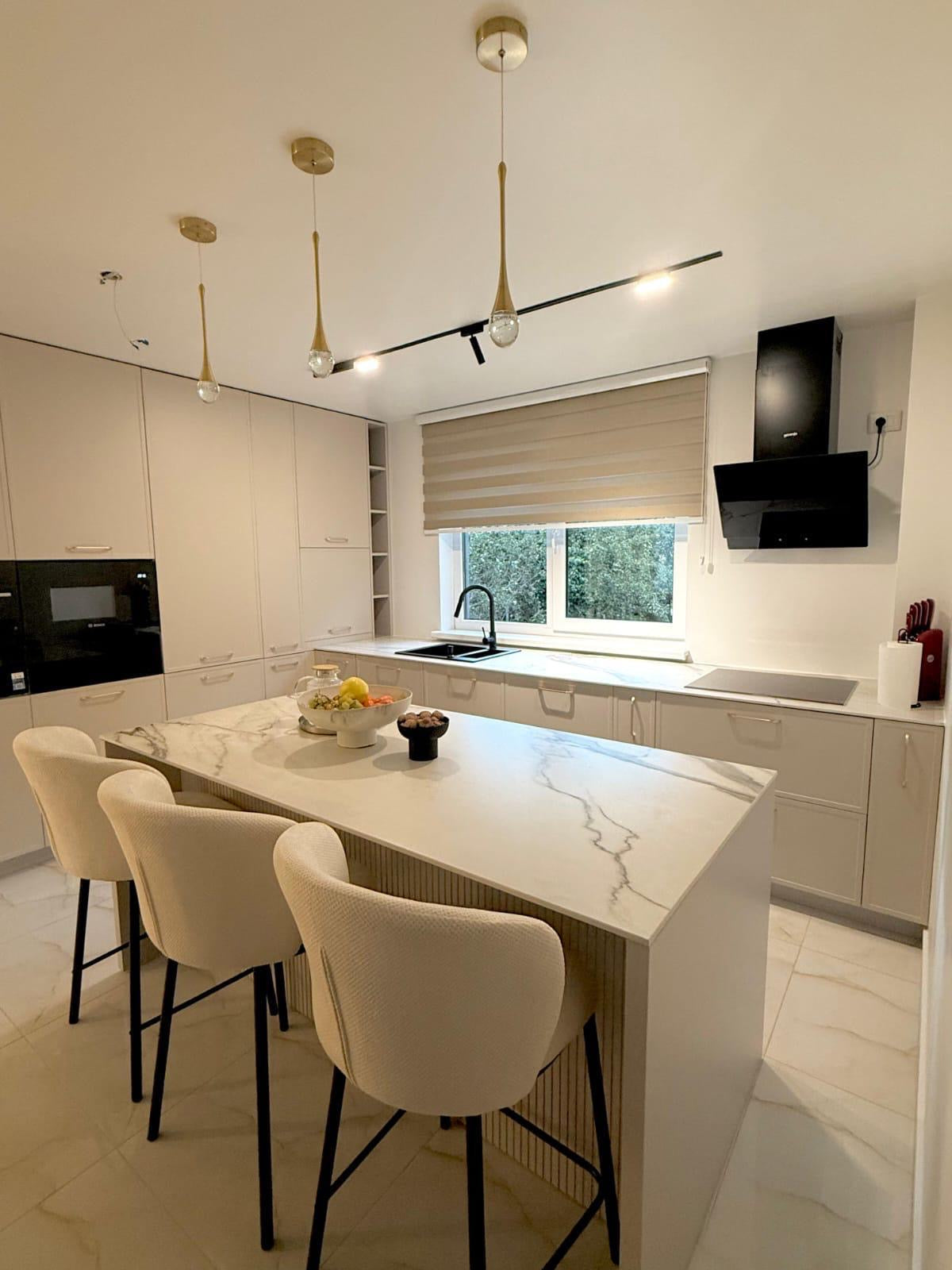 Ceramică placată pe peretele de bucătărie – backsplash rezistent și estetic