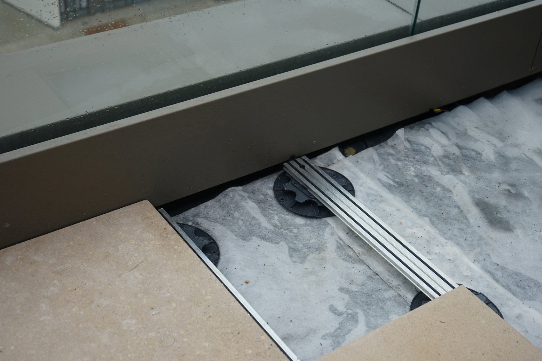 Plot reglabil Solidor pentru deck exterior din WPC sau lemn, gresie, marmura, granit, piatra naturala