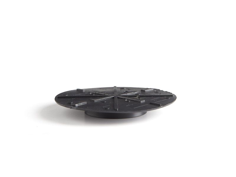 Terasă suspendată cu plăci ceramice montate pe ploturi reglabile ieftine, rezistente.