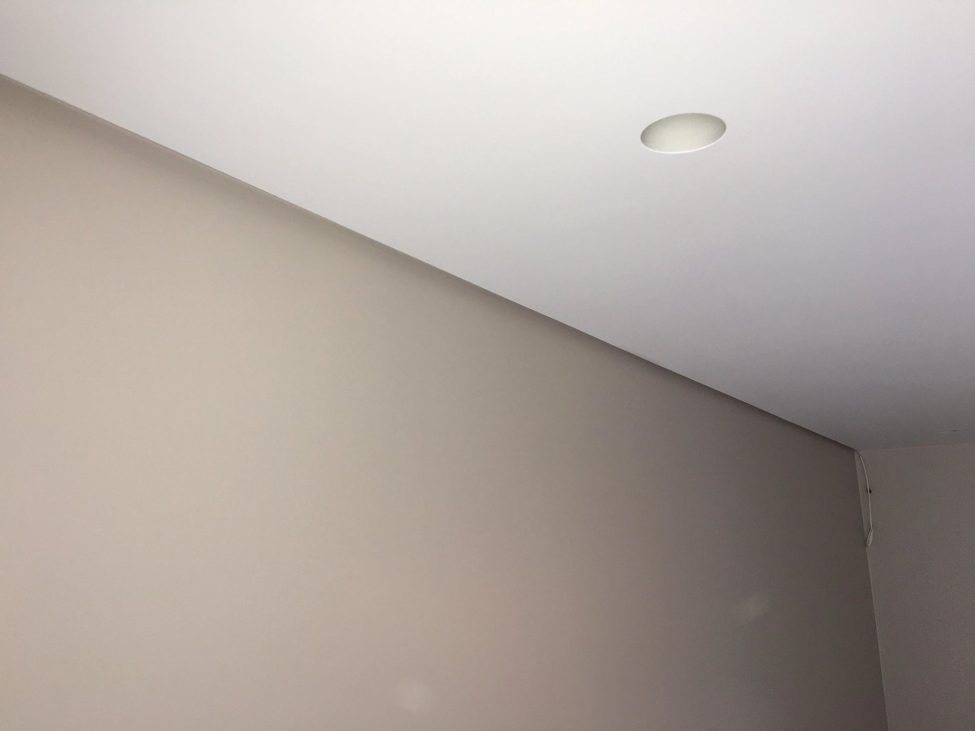 Profile de aluminiu pentru efect shadow gap cu LED în design interior si arhitectura pentru tavan.